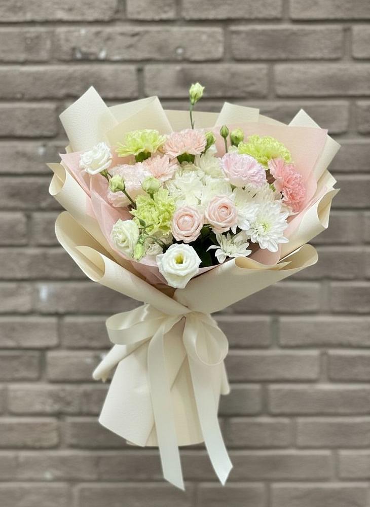 Букет цветов из: Гвоздики, Розы, Лизиантусы и Хризантемы в Тольятти