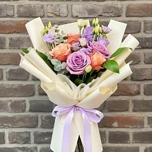 Букет цветов из:  Лизиантусы и Розы в Тольятти