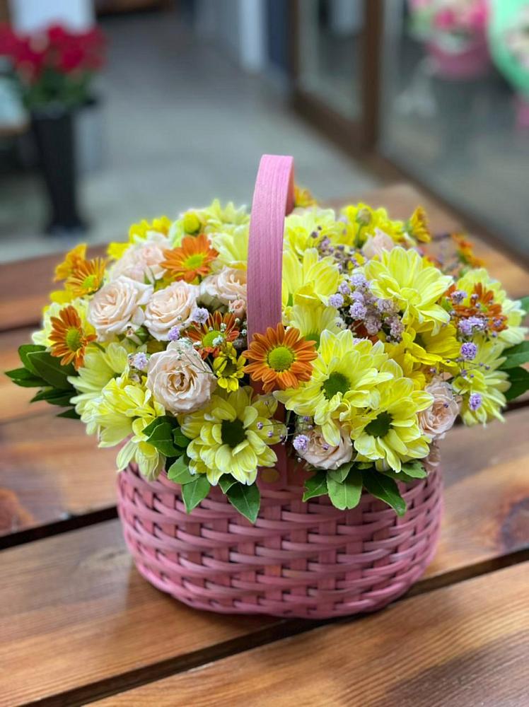 Цветочная композиция из Хризантемы и Розы в корзине в Тольятти