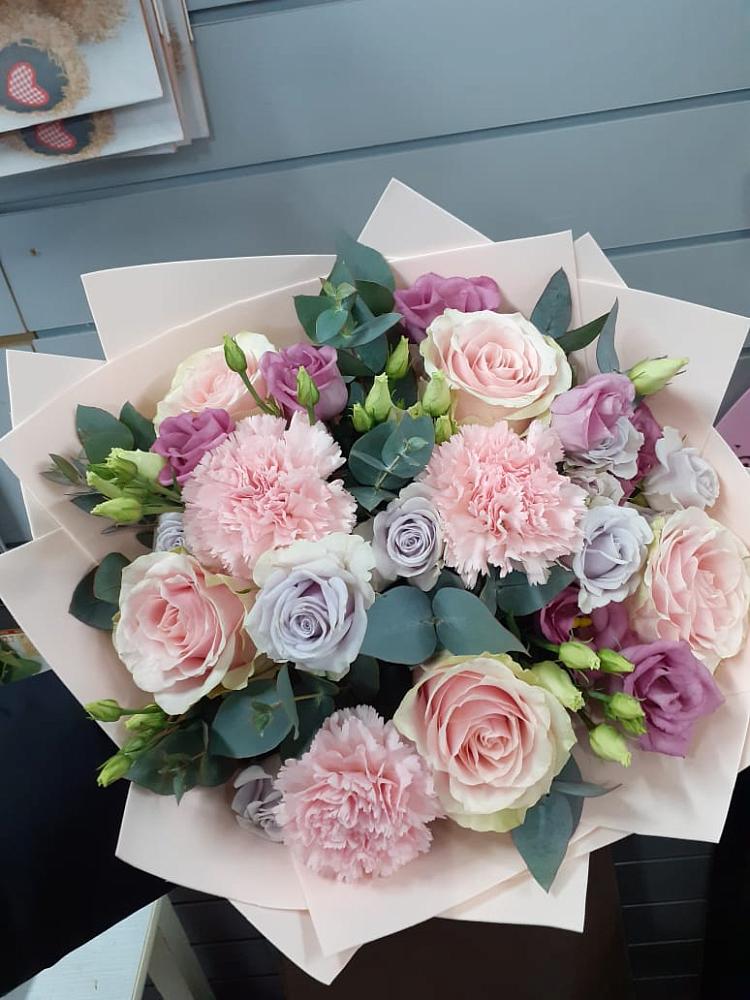 Букет цветов из: Розы, Гвоздики и Лизиантусы в Тольятти