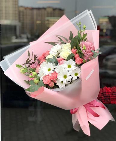 Букет цветов из: Розы, Лизиантусы и Хризантемы в Тольятти